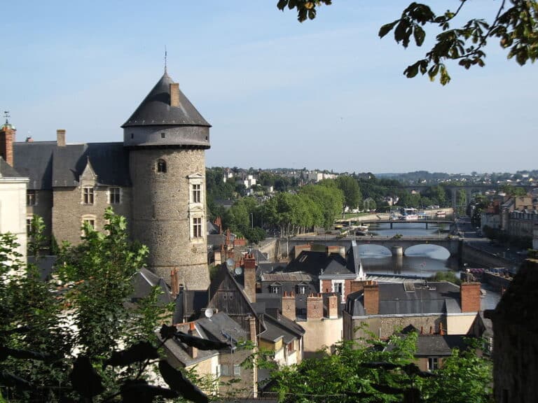 N°1 Visite Guidée Laval (2h) Guides de France N°1 Visite Guidée Laval (2h) Guides de France