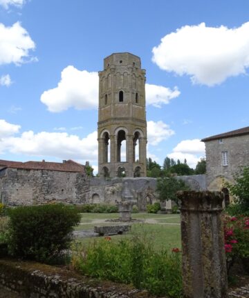 Abbaye de Charroux, Guide Abbaye de Charroux