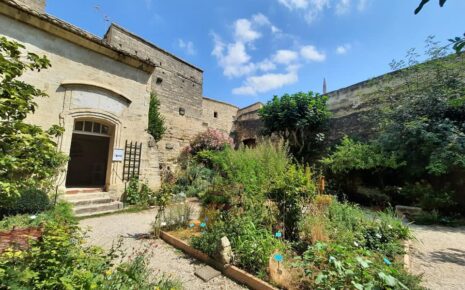 Jardin Medieval Uzes, Chateau Uzes, Guide Uzes, Visiter Uzes, Guide Gard, Visiter le Gard, Visite Guidée Uzes, Place aux Herbes Uzes