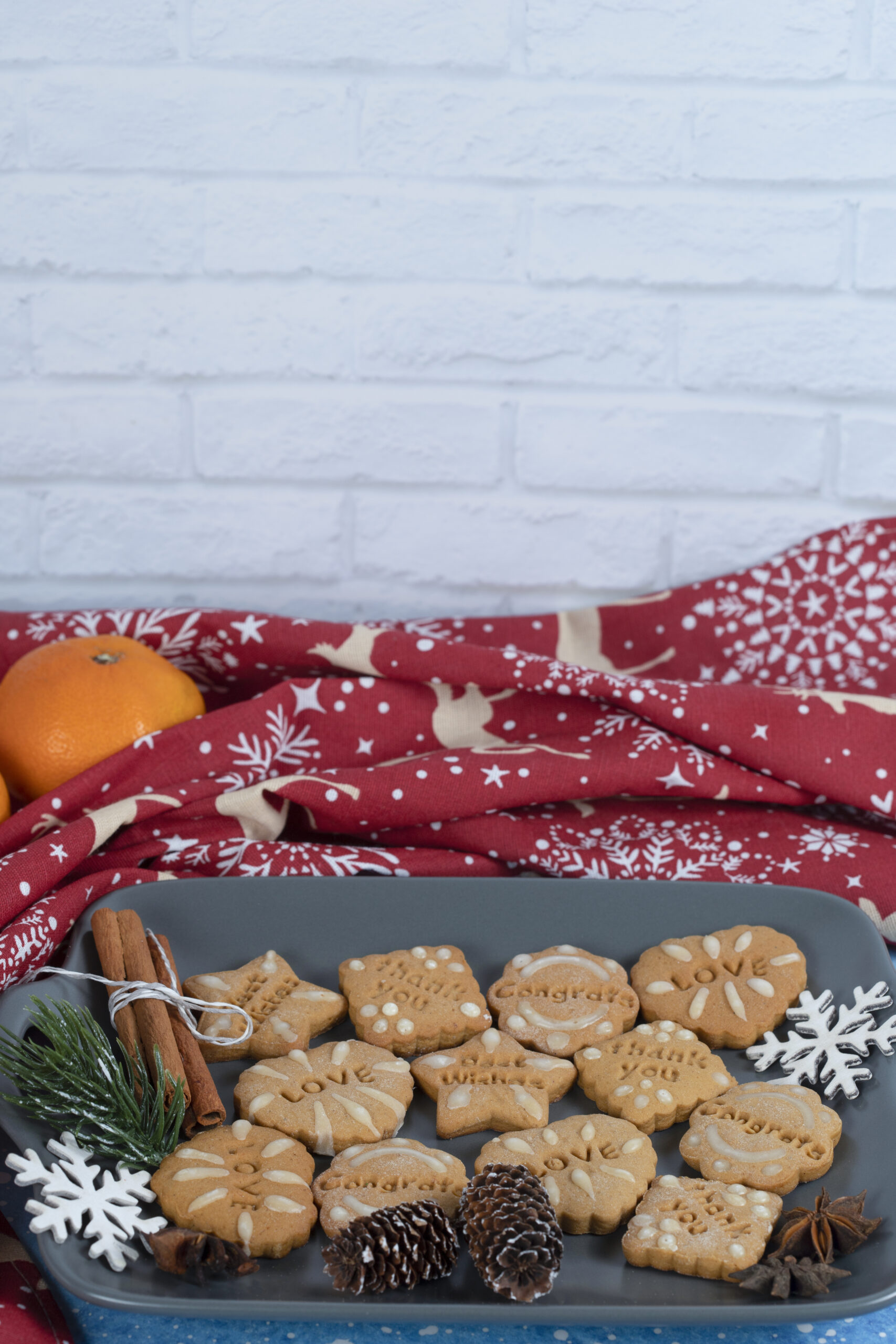 Plate of delicious gingerbread cookies and tangerines on blue background Visite de Riquewihr avec dégustation, Visiter Riquewihr, Guide Alsace