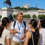 visite-guidee-place-bellecour-lyon-touristes-asiatiques Visiter Lyon, Guide Lyon