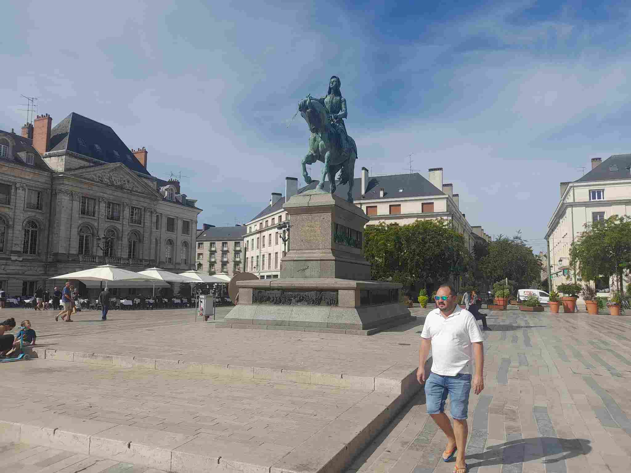 La Place du Martroi à Orléans